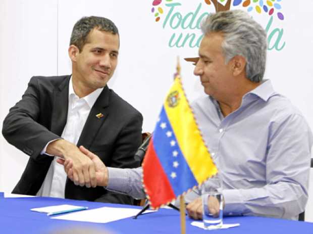 Foto | EFE | LA PATRIA  El líder de la Asamblea Nacional venezolana, Juan Guaidó, estrecha la mano del presidente de Ecuador, Le