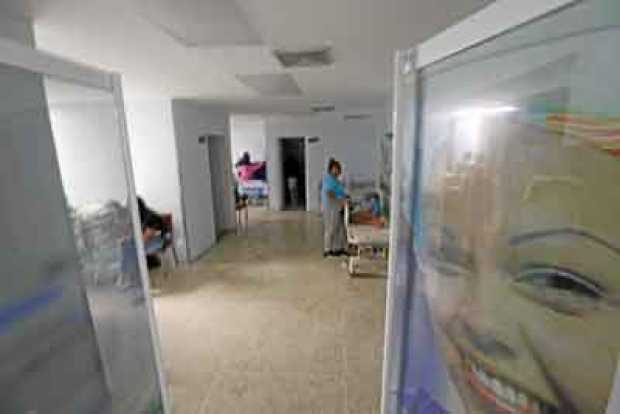 Un grupo de pacientes y sus familiares aguardan en la sala de una clínica afectada por el apagón eléctrico en Caracas.