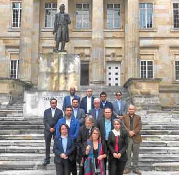 Juanita Goebertus estuvo acompañada por 13 congresistas de la oposición. 