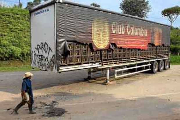 Un indígena camina junto al trailer de un camión que bloquea la vía Panamericana a la altura de Caldono (Cauca).