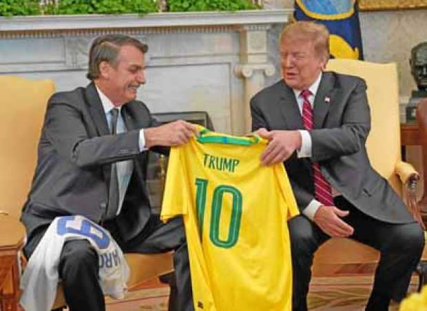 Foto | EFE | LA PATRIA  El presidente de Estados Unidos, Donald Trump, recibió una camiseta oficial de la selección de fútbol de
