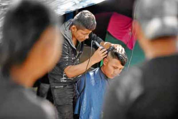 Minga con corte de pelo