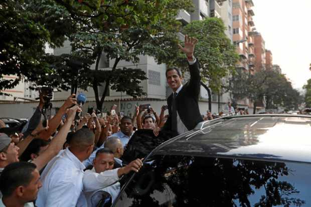Foto | EFE | LA PATRIA El jefe del Parlamento venezolano, Juan Guaidó, saluda a sus seguidores. 