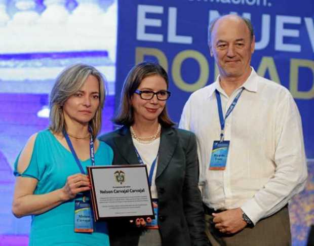 Foto | Efe | LA PATRIA A la ceremonia asistieron 18 familiares del periodista. Miriam Carvajal (i), hermana del asesinado period