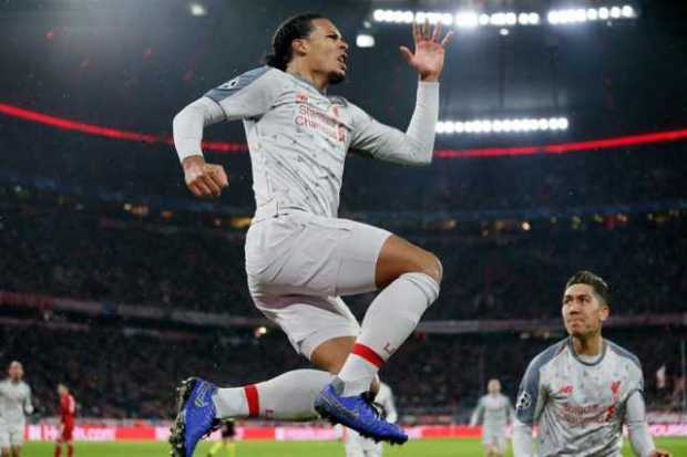 El holandés Virgil van Dijk celebra la segunda anotación con la que el Liverpool sentenció ayer al Bayern Múnich en el estadio A