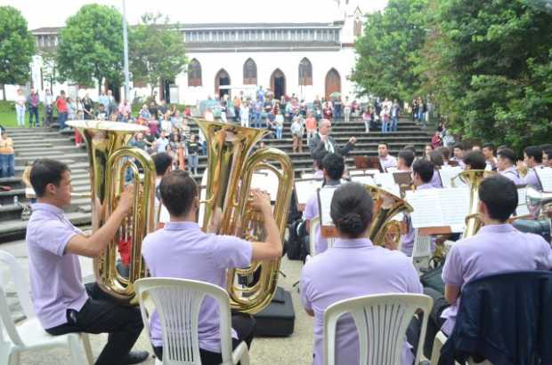 Ciudadanos que disfrutan de la música llegaron a las 11:30 a.m. para escuchar a la Banda Municipal de Manizales. 