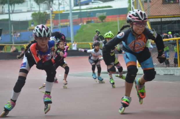 La técnica en brazos y pies es clave para ganar competencias en el patinaje de carreras. 