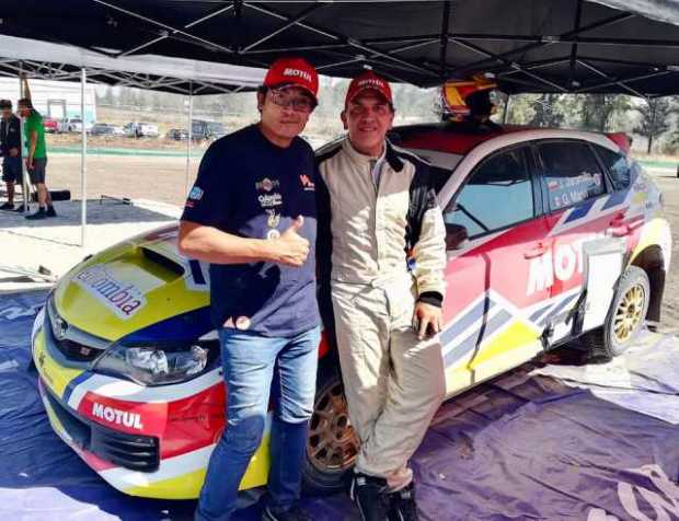 Los manizaleños Pedro Gómez (izquierda), director de equipo, y Julián Jaramillo, piloto, durante las pruebas de reconocimiento e