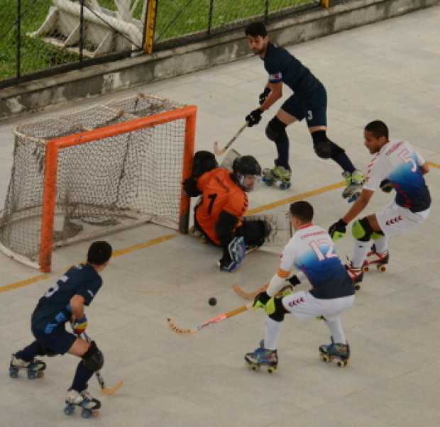 Manizales Hockey Club (oscuro) le ganó ayer 2-1 a Corazonista de Antioquia y clasificó a la semifinal del Nacional Interclubes d