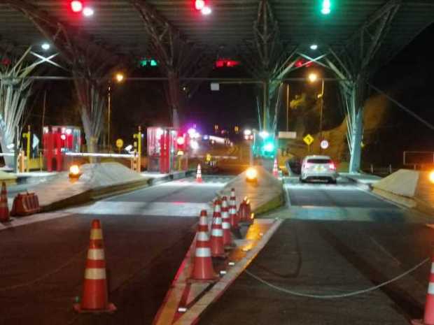 El carro, un Mercedes Benz, quedó parqueado frente a la caseta del peaje. El carro, un Mercedes Benz, quedó parqueado frente a la caseta del peaje.