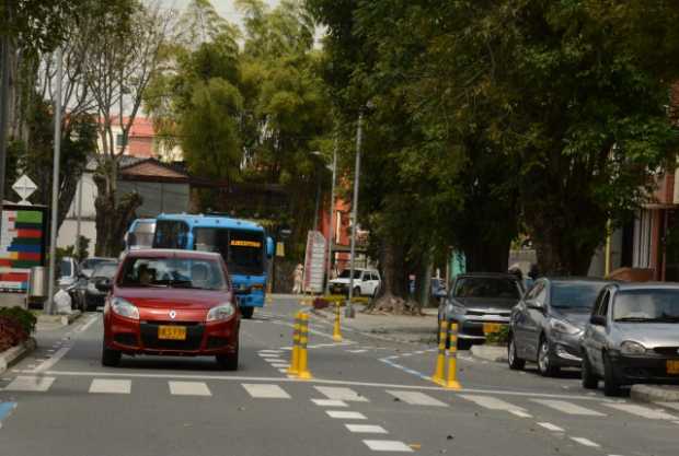 Fotos| Freddy Arango | LA PATRIA Estos bolardos amarillos establecen la prohibición de los autos sobre la zona de la ciclorruta 