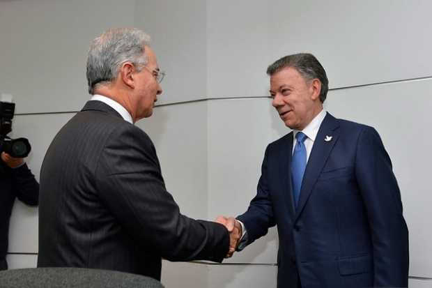 Nuevo choque entre Juan Manuel Santos y Álvaro Uribe