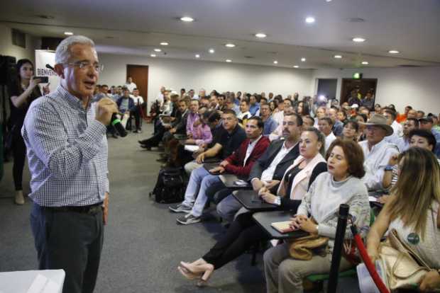 “Primero candidatos, después coaliciones”, dijo ayer en Manizales el senador y expresidente Álvaro Uribe Vélez