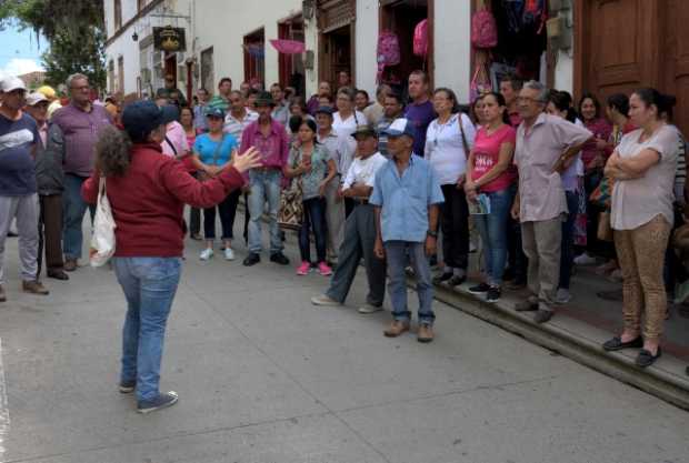 Usuarios de Empocaldas protestaron frente a las oficinas de esta entidad.