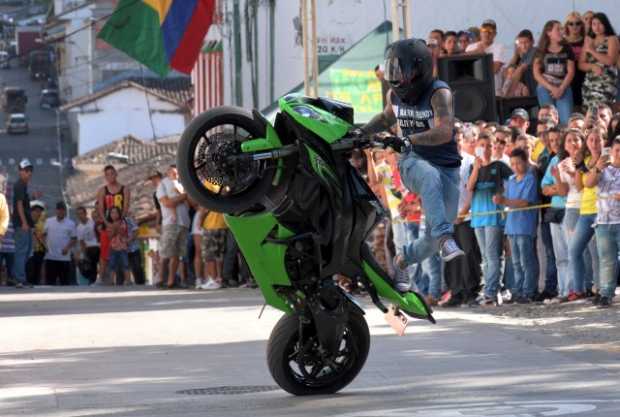 acrobacias en moto en Salamina