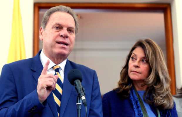 Ramón Jesurún, presidente de la FCF, y Martha Lucía Ramírez presentaron ayer la iniciativa.