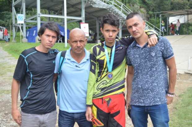 Santiago Hernández, en compañía de su padre y sus hermanos.