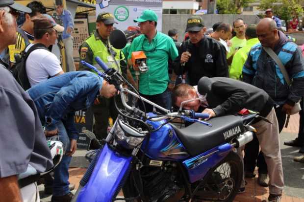 Marque las partes de su motocicletas en sitios autorizados.