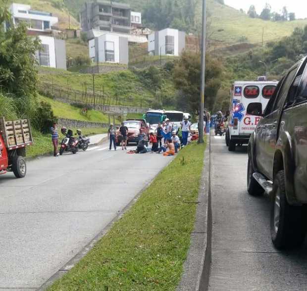 Una mujer herida en choque entre moto y carro en la Av. Alberto Mendoza