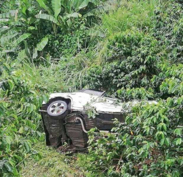 Dos lesionados en vehículo que rodó por ladera de la doble calzada Manizales-Chinchiná
