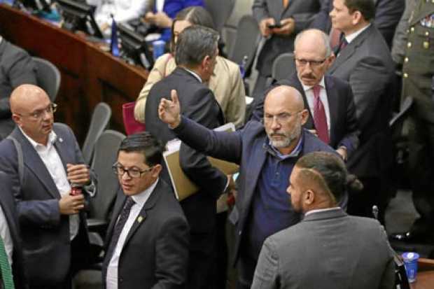 Foto | Colprensa | LA PATRIA  Los senadores independientes y de la oposición se retiraron del recinto argumentando que las objec