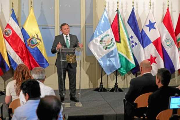 El ministro de Relaciones Exteriores de Perú, Néstor Popolizio, en representación del Grupo de Lima anunció el llamado a quienes