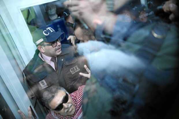 Foto | Colprensa | LA PATRIA  Jesús Santrich llegó a los juzgados de Paloquemao custodiado por agentes del CTI. Permanece en el 
