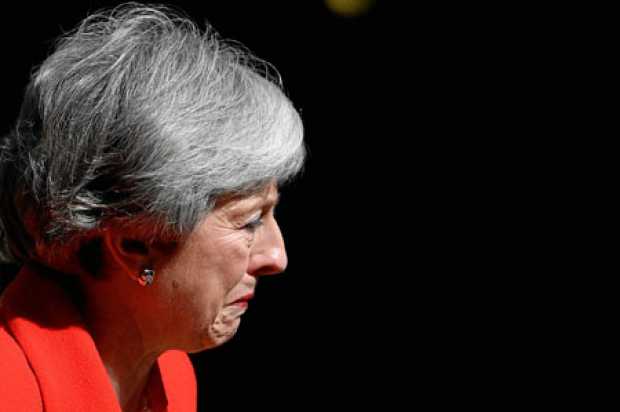 Ante la puerta de su residencia oficial del 10 de Downing Street, la política tory Theresa May, visiblemente emocionada, informó