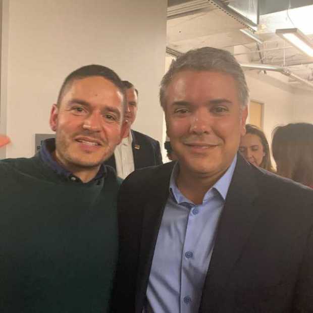 Óscar Giraldo, de PlayVox, con el presidente, Iván Duque. 