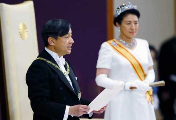 El nuevo emperador japonés Naruhito (i) y la emperatriz Masako.