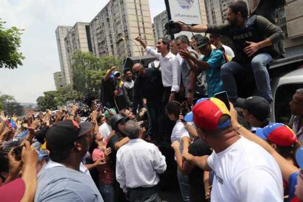 Cientos de opositores escuchan al líder opositor Juan Guaidó