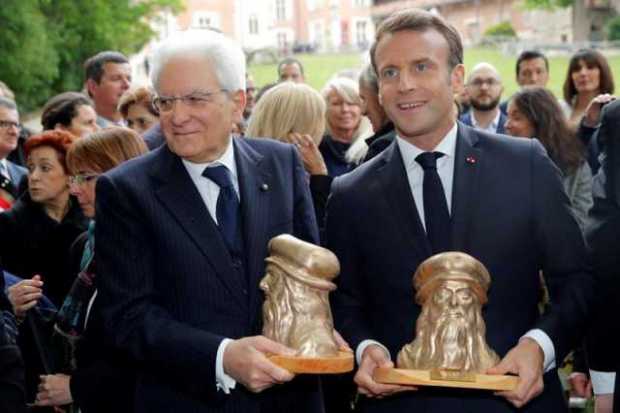  El presidente galo, Emmanuel Macron (dcha), y su homólogo italiano, Sergio Mattarella (izq), posan con sendos bustos de Da Vinc