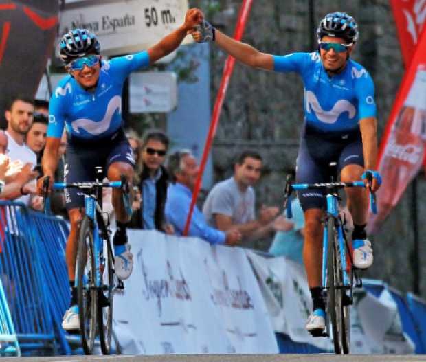 Richard Carapaz (i), acompañado por Mikel Landa. El ecuatoriano ganó la segunda etapa de la Vuelta a Asturias. 