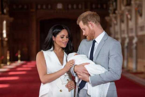  El príncipe Enrique y Meghan, duquesa de Sussex, posan junto a su recién nacido en Windsor (Reino Unido), este miércoles. 