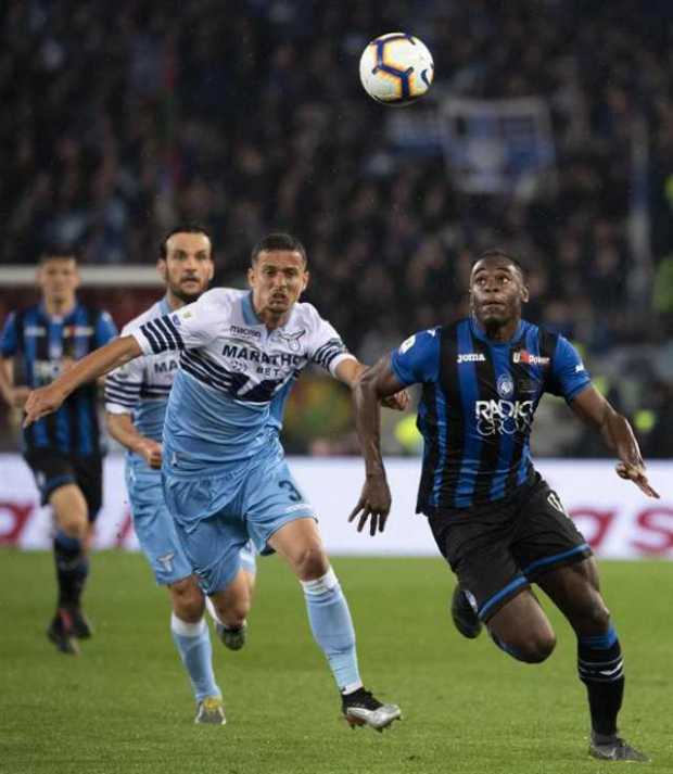 Duvan Zapata (derecha) fue titular en Atalanta. Lo sustituyeron en el minuto 85.  