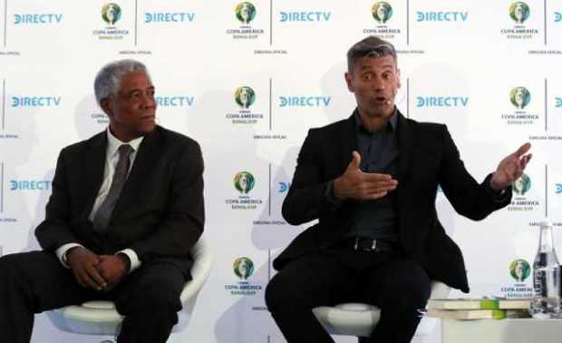 El exfutbolista argentino Sergio Goycochea (d) y Francisco Maturana hablan durante el conversatorio de la Copa América que organ