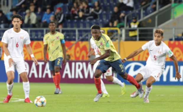 Luis Fernando Sinisterra (c), ex Once Caldas, abrió el camino de la goleada de la Selección Colombia ante Tahití. El equipo avan