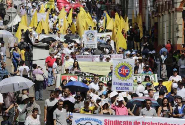 Organizaciones y movimientos obreros salieron a marchar con banderas, carteles y pancartas.