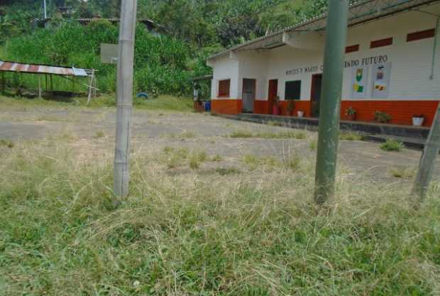Comunidad de la vereda El Carmelo Alto, en Anserma, exige que sea constante el corte del pasto que rodea la escuela, pues llega 