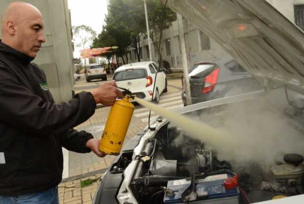 Lo que debe hacer si se incendia su carro