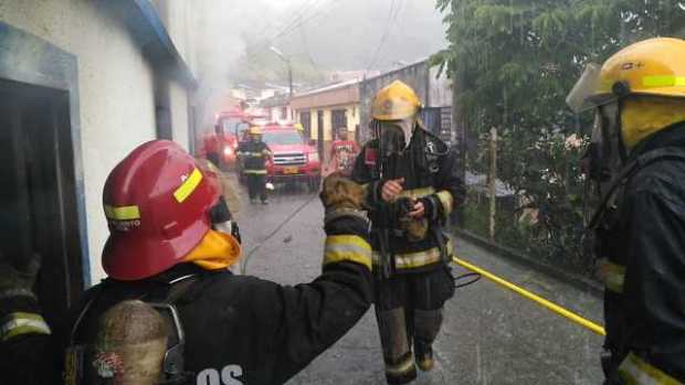 14 bomberos atendieron la emergencia en el municipio cafetero.