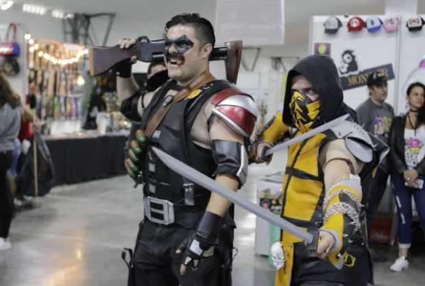 El comediante, del cómic de 1986 Watchmen, y Scorpion, personaje de Mortal Kombat, desde ayer están en Expoferias haciendo parte