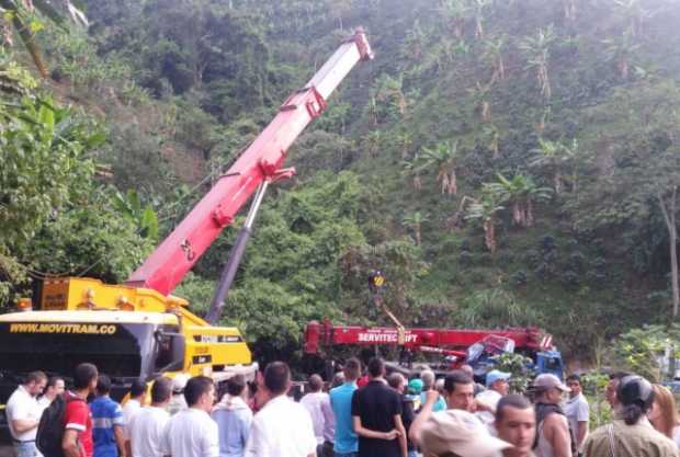 Tardaron cinco horas y media en sacar una grúa de una ladera en la vía Manzanares-Petaqueros 