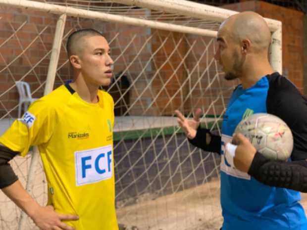 El portero Diego Muñoz (derecha) refuerza a la U. de Manizales está temporada. Acá, con el quindiano Cristian Henao, guardameta 