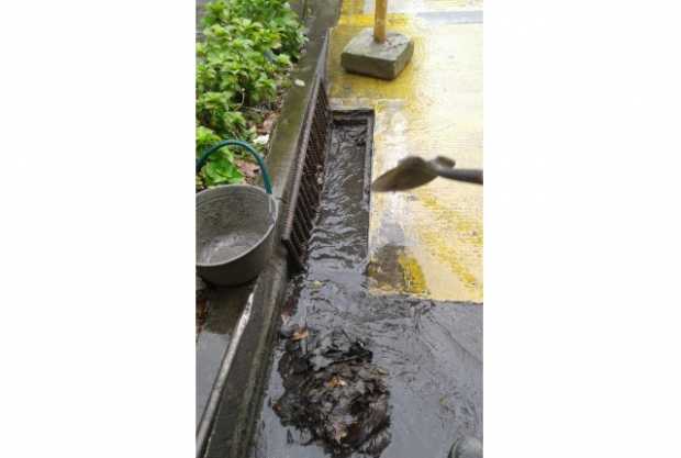 Ayer a las 4:00 p.m. Aguas de Manizales realizaba la limpieza de la rejilla.