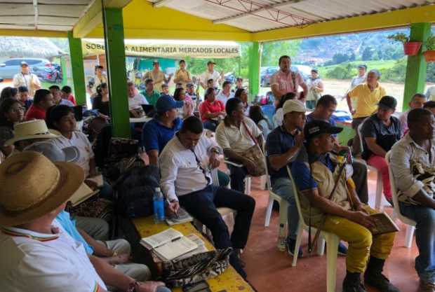 Ayer en La Mandragora, recinto sagrado del Resguardo Cañamomo y Lomaprieta, se reunieron los embera chamíes con delegados de la 