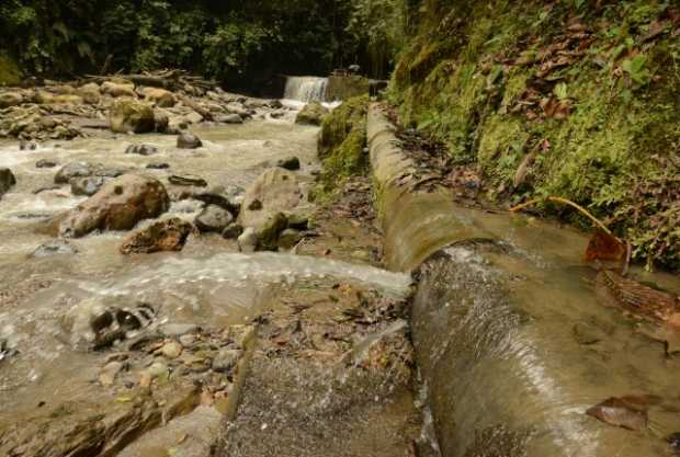 LA PATRIA registró varias fugas de agua en la tubería de la bocatoma Chupaderos, que genera el mayor bombeo para Villamaría. Est