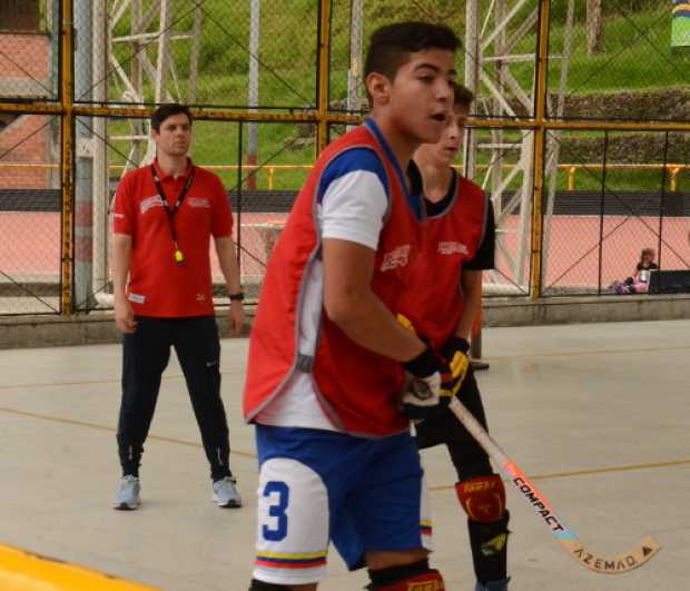 André Torres (al fondo) dirige con temperamento. Lo mostró durante los entrenamientos con las selecciones de varones.