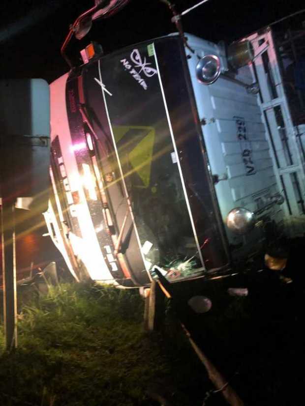  Un camión se volcó en la vía Manizales-Alto de Letras  