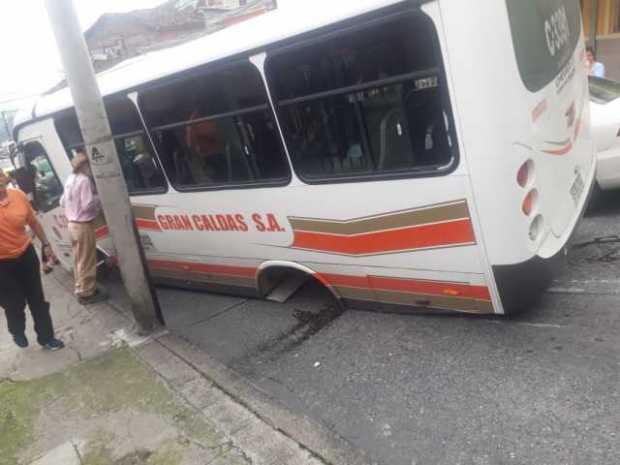 A una buseta se le salió una llanta y lesionó a tres personas en el barrio Colombia